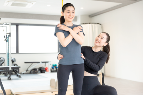 KOKYU GINZA Pilates & Bodycareでピラティスレッスンを受けている女性