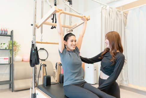 KOKYU GINZA Pilates & Bodycareでピラティスレッスンを受けている女性