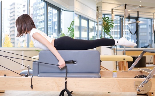 La pilatesでマシンピラティスをしている女性