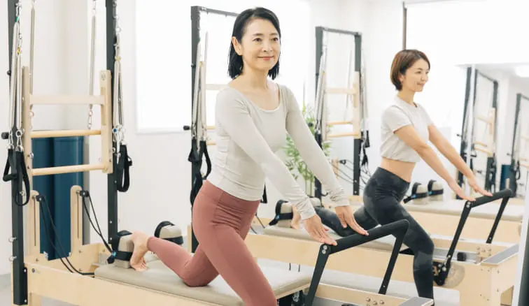 Pilates Mee恵比寿でピラティスをする女性