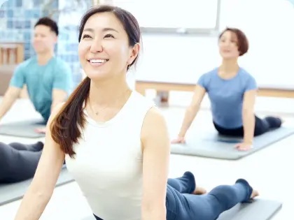 zen place pilatesでマットピラティスを受ける女性たち